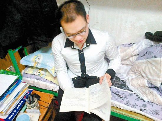 程双佳在学校宿舍看书