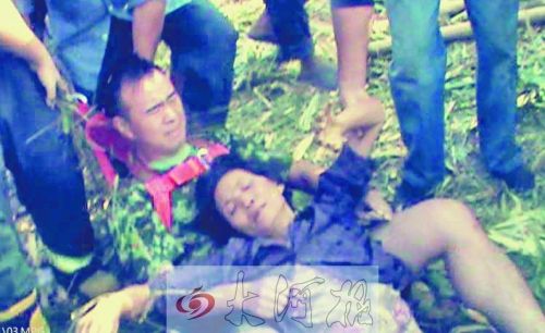 女子被救出地面