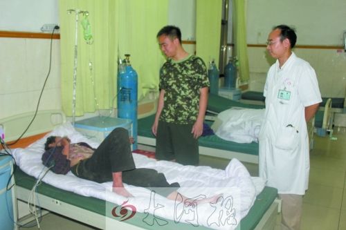 女子在医院接受治疗，目前生命体征平稳。