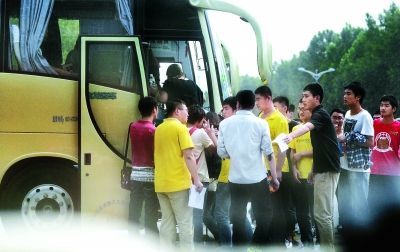 大巴接送替考生