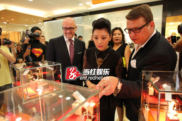 贾静雯参观展品