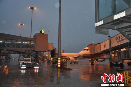 滞留机场的旅客　吕俊明　摄