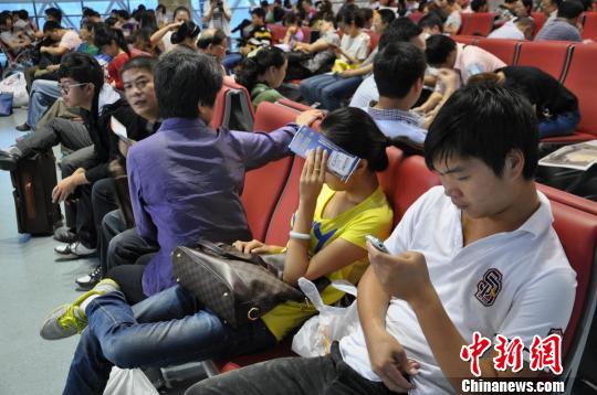 滞留机场的旅客　吕俊明　摄