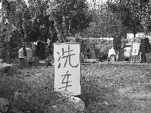 男子偷接自来水开洗车摊 亲自喝水证明水干净