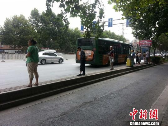 图为站台太窄，乘客只能一字排开候车。　田雯　摄