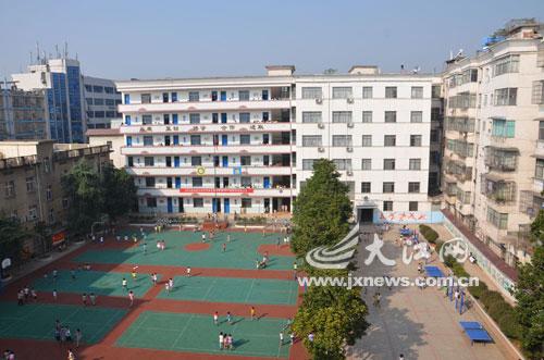 当时学生就是在这个操场排练