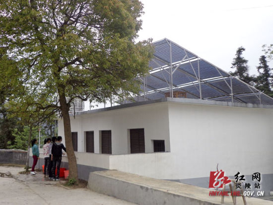 太阳能热水供应系统启用爱心温暖炎陵农村学子