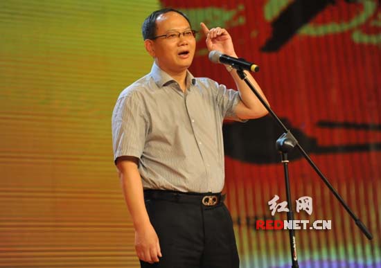 蔡依林吴晓波“上课”前，长郡中学校长卢鸿鸣在讲话。
