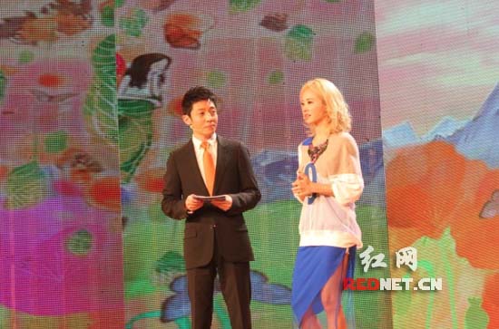 主持人撒贝宁和蔡依林和长郡中学的学生在互动。