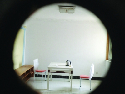 “猫眼”里看当初的案发地，家变得干净整洁。悲剧之后，或许更多积极的改变将发生。 任国勇 季宇轩 摄