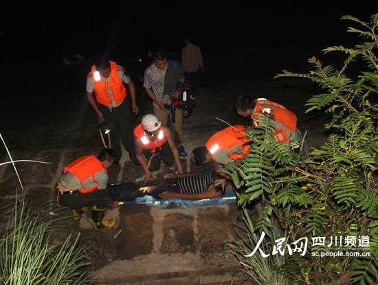 图为搜救官兵找到一名遇险者(马锐摄)