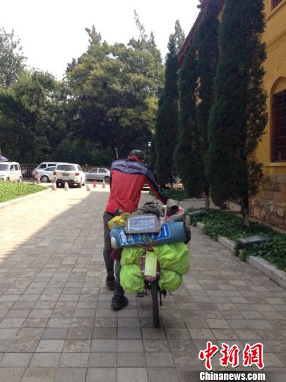 80后小伙骑车环游中国沿途“故事换沙发”（图）