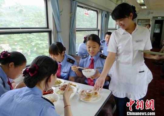 火车乘务员的中秋:旅客平安回家是最大心愿