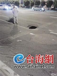 老伯站路上挥舞鲜花一小时 提醒司机路面有大坑