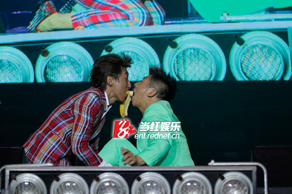 羽泉演唱会上玩疯了