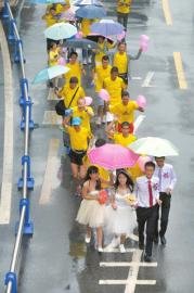 男女因跑步结缘 婚礼选择以跑步代替婚车迎亲