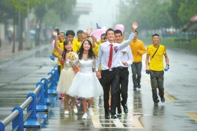男女因跑步结缘 婚礼选择以跑步代替婚车迎亲