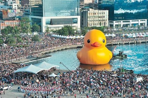 大黄鸭“游进”高雄 警方24小时护鸭防恶意破坏