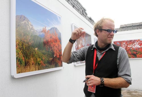 平遥国际摄影展石膏山红叶展区，美国摄影家观看石膏山红叶。