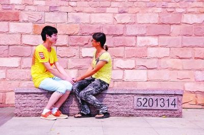 标有“爱情号码”（红圈处）的情侣石凳。 实习生杨荣峰 摄