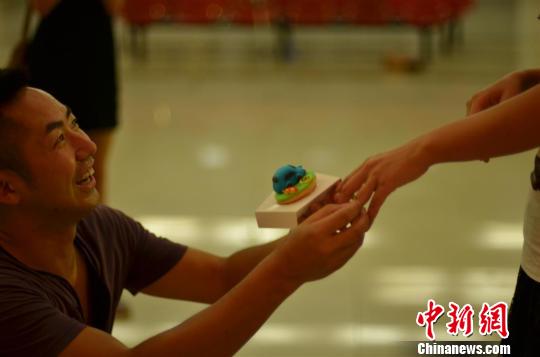 在葬管理所告别大厅，谭宗云跪地向女友求婚