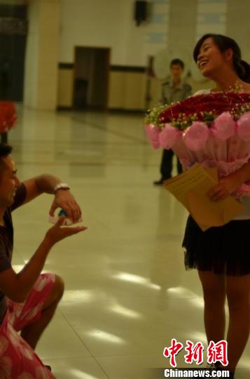 一脸惊喜的黄娟