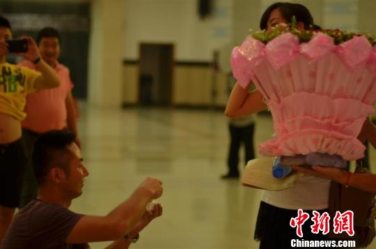 在葬管理所告别大厅，谭宗云跪地向女友求婚