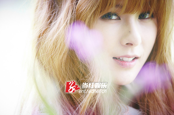 蔡妍绽放清雅笑容