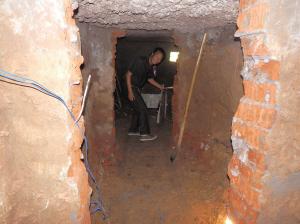 工人在地宫内。