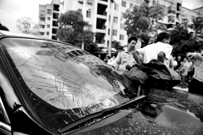 伤者家属在现场情绪激动