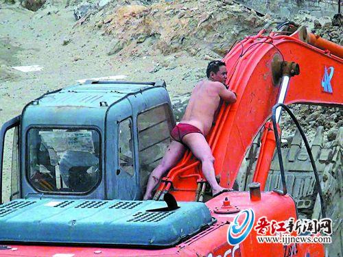 “裸男”连烧3辆摩托车 手拿螺丝刀欲寻短见