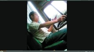 长途车司机高速路开车看手机BR/乘客提心吊胆录下视频