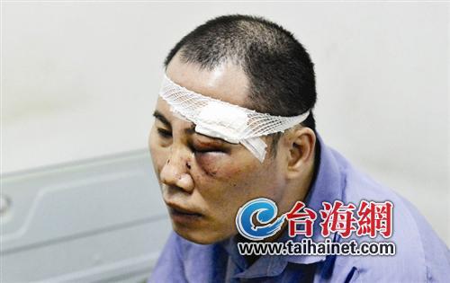 出租车先载美女男乘客吃醋 重拳狂欧的哥头_