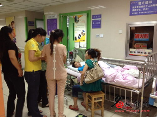 医院里，男孩沉默不语。