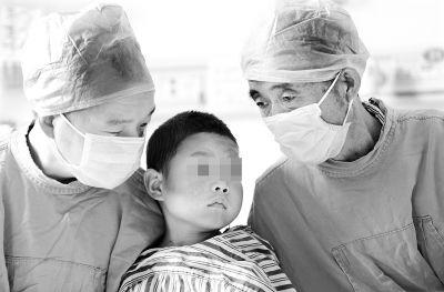 昨天,小智毅情况稍有好转,爷爷张家顺(右)和爸爸张传虎(左)就来探视。