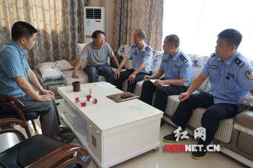 嘉禾县公安局政委带领治安大队民警走访重点建设项目为企业排忧解难。