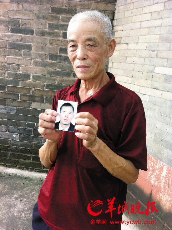 　　老人拿着老照片四处寻儿