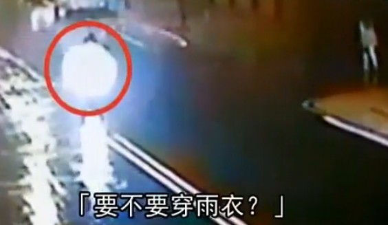 [视频]<em>女子</em>与男友吵架出走 穿性感薄纱遭色狼性