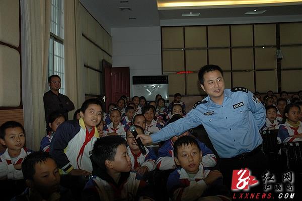 泸溪交警深入学校开展交通安全知识讲座