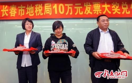 学生聚餐坚持索要发票中10万 奖金欲捐贫困生