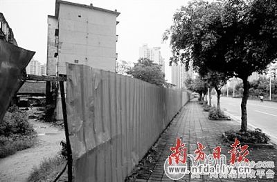 广东清远“围墙遮丑”不修路 官方:是开发商行为