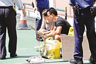 双亲在女儿伏尸之处路祭。来源 香港《文汇报》