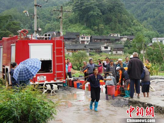 当地消防部门为村民送饮用水。 莫永言 摄