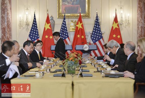 9月19日，中国外交部长王毅（左三）在华盛顿与美国国务卿克里（右三）举行会谈。新华社记者张军摄