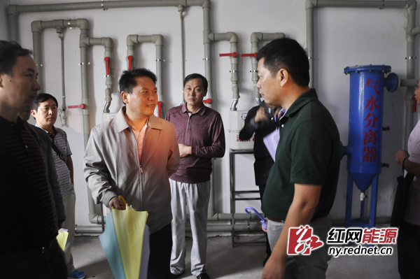 9月24日，湖南省农村能源办主任崔国强（左三）视察桃源县大型秸秆沼气工程。