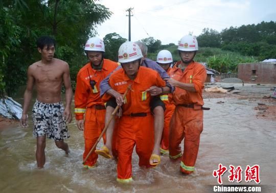 强降雨致广西东兴洪水暴涨 23名村民被困房顶