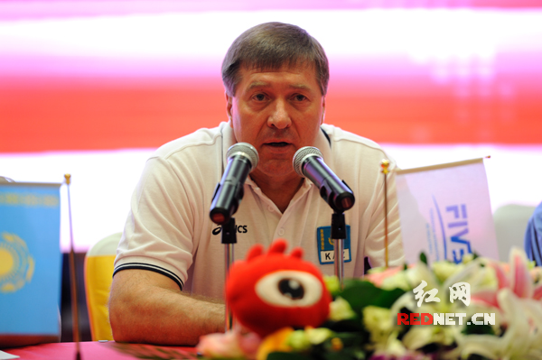 哈萨克斯坦女排主教练介绍球队情况。