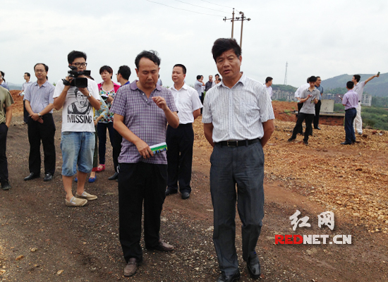 湖南省人大环资委副主任委员姜玉泉（右）一行在湖南衡南县督查重金属污染治理项目。