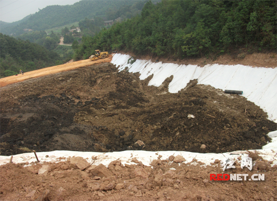 原祁东县电解锰厂环境综合治理工程废渣填埋场中，已堆满了废渣。