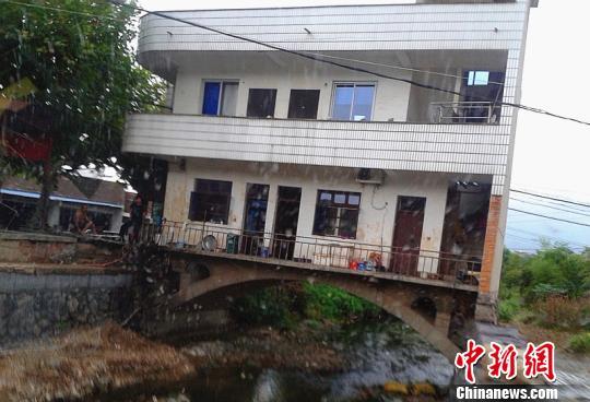 桥上楼阁　肖娜　摄